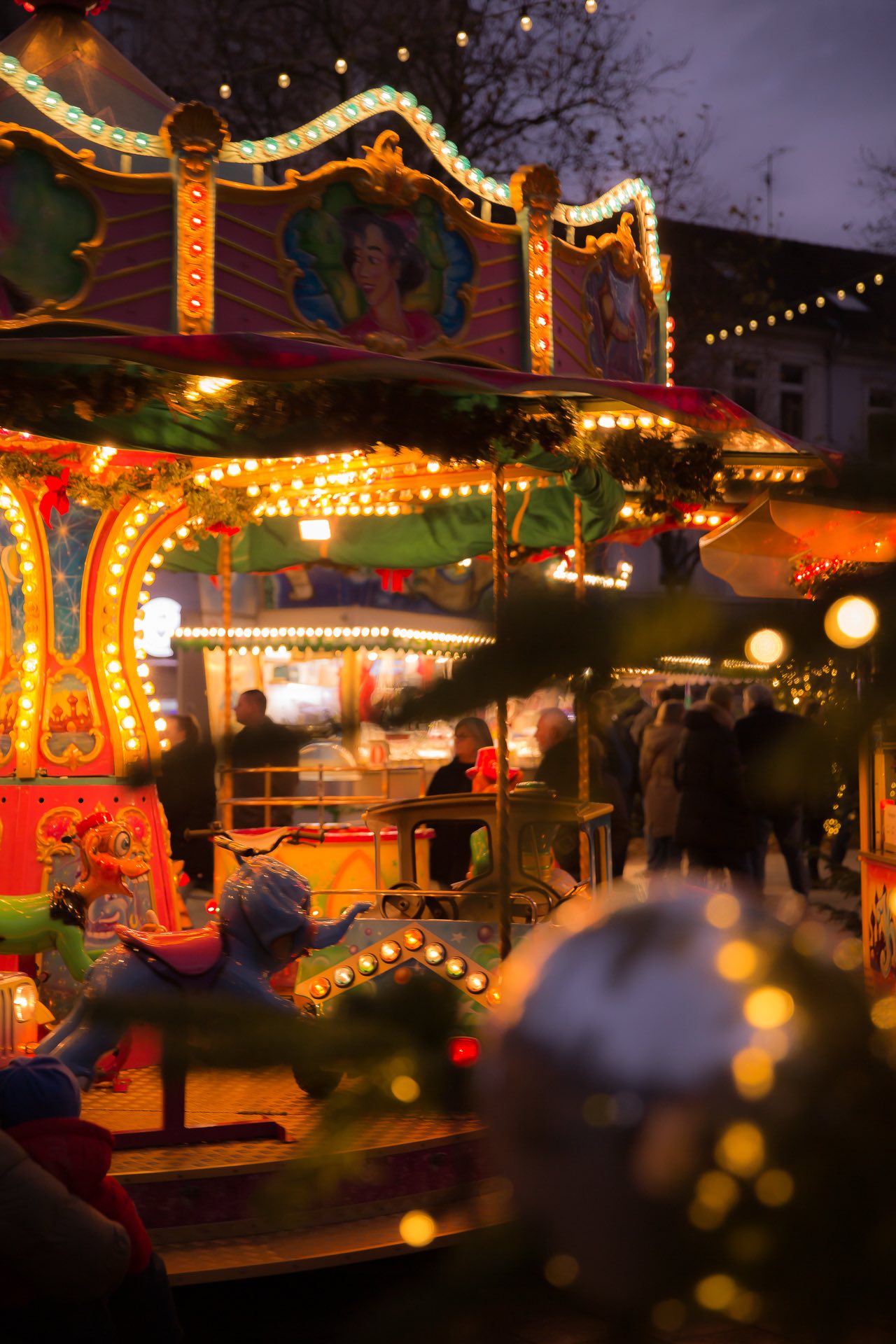 Leuchtendes Karussell auf dem Weihnachtsmarkt