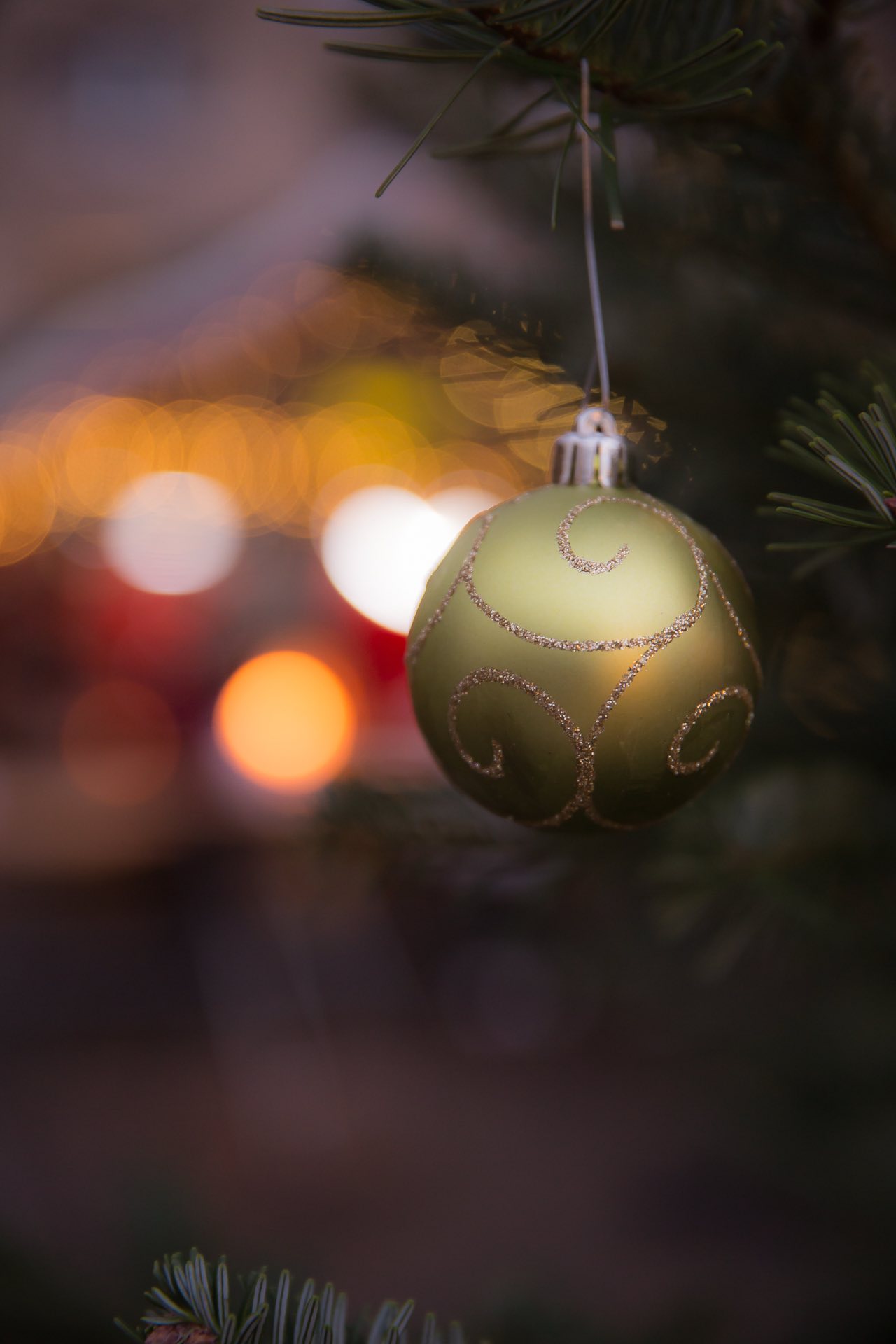 Weihnachtskugel vor Lichterglanz