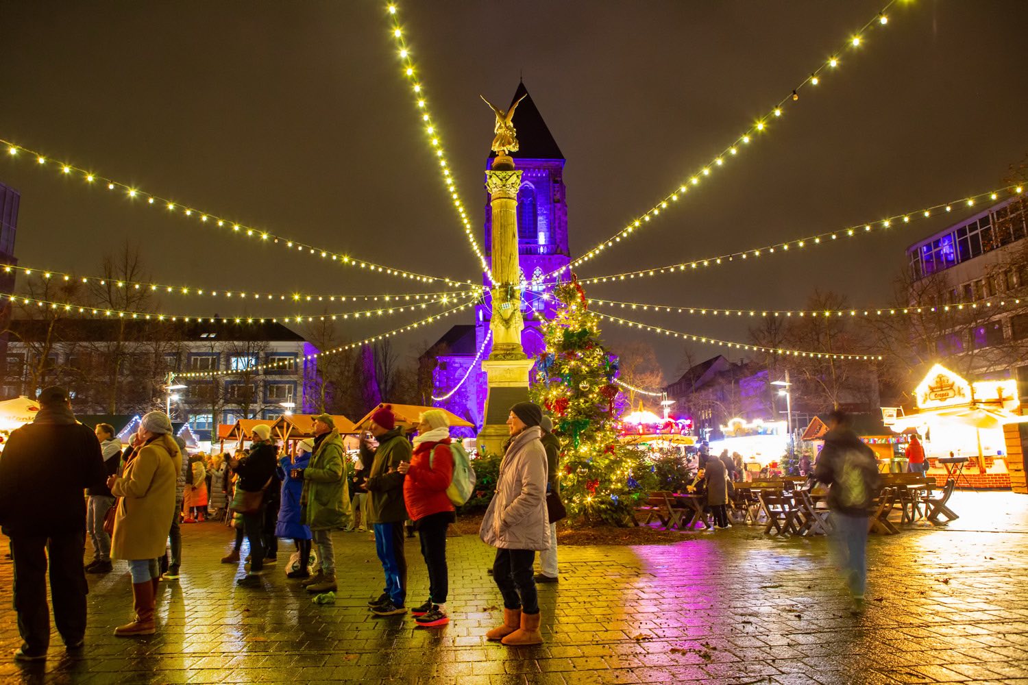 Weihnachtsmarkt auf dem Altmarkt Oberhausen: Lichterketten über dem Platz und Besucher zwischen den Ständen