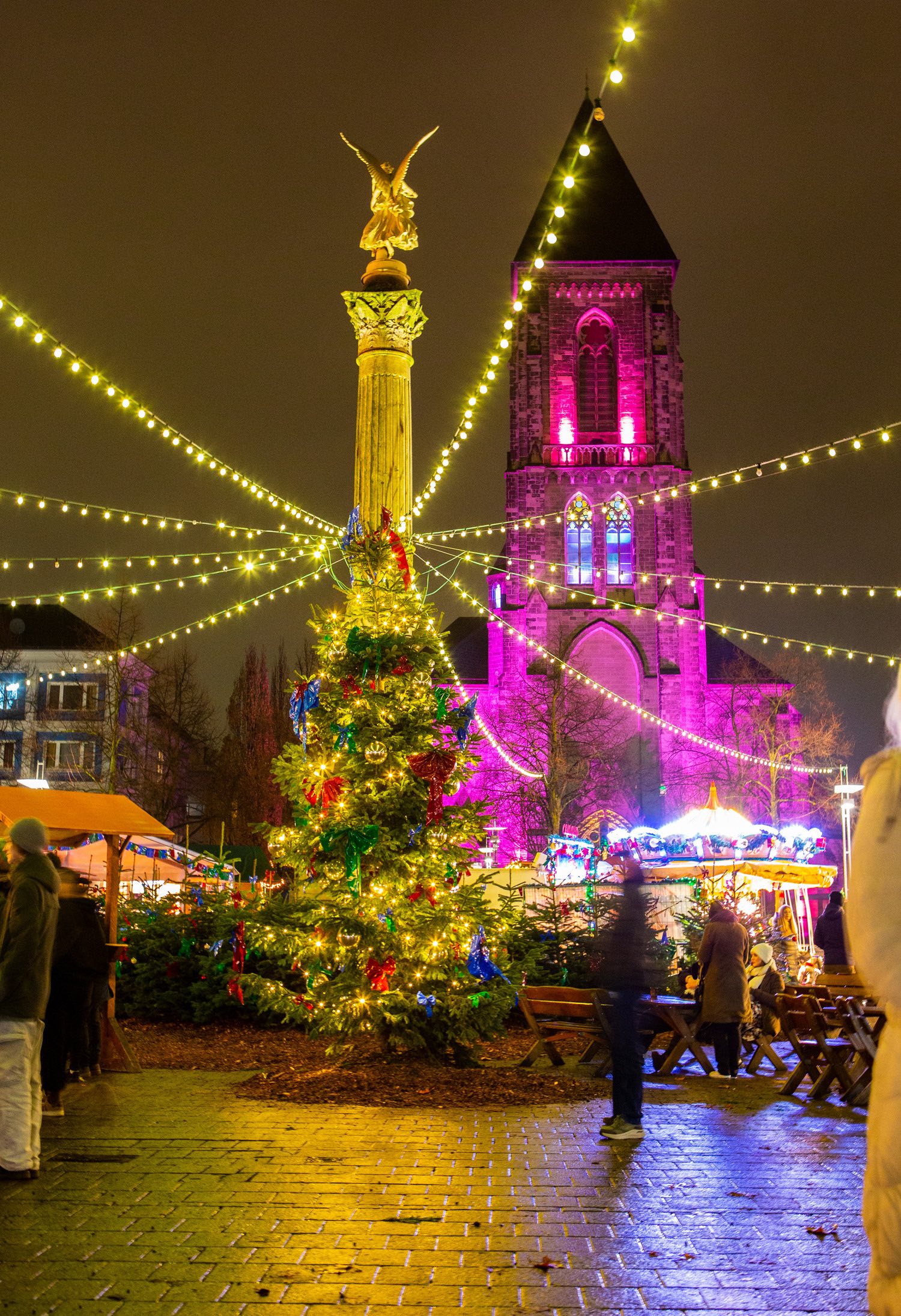 Weihnachtsmarkt auf dem Altmarkt Oberhausen: Denkmal mit Lichterketten und Weihnachtsbaum