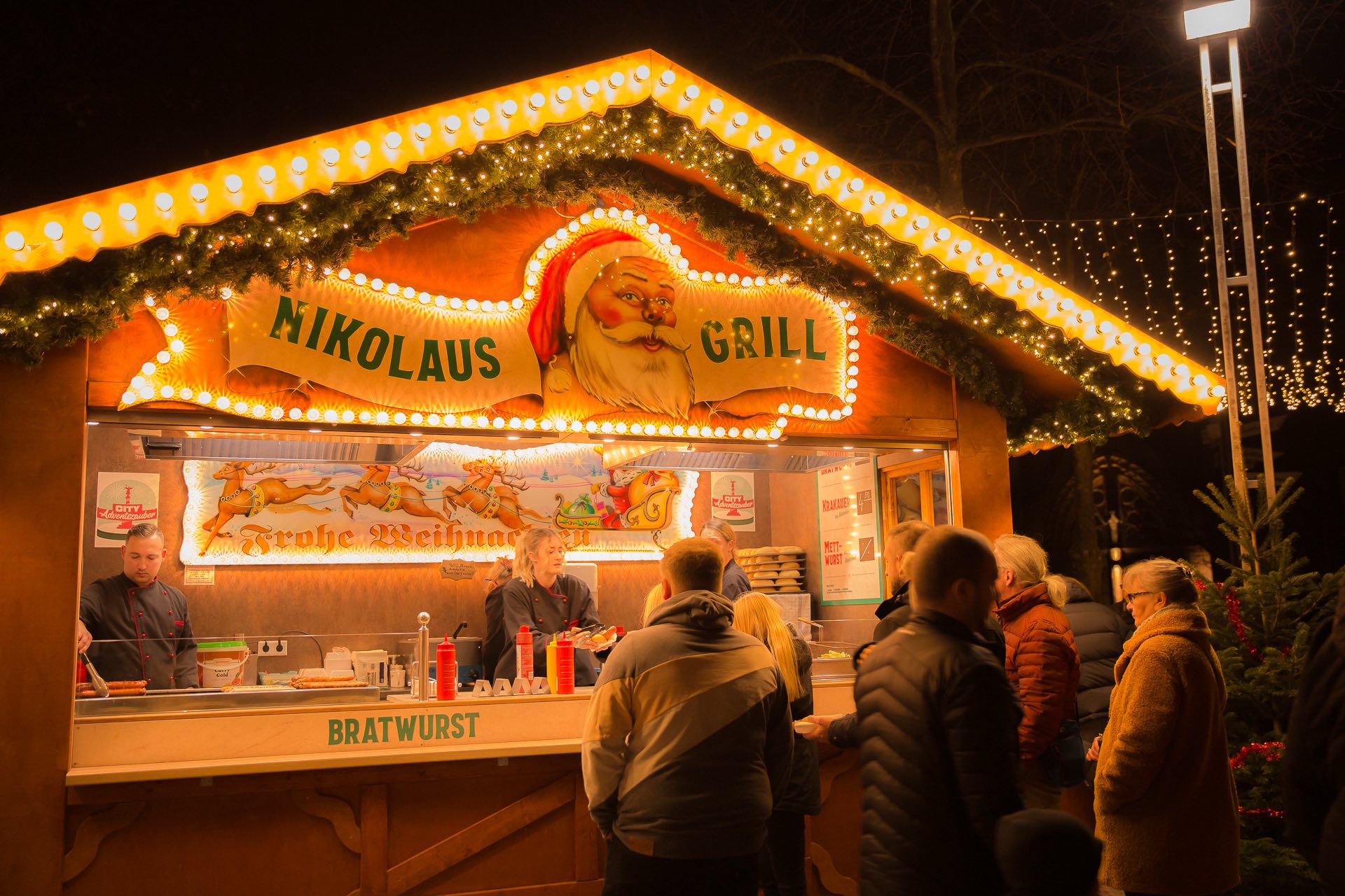 Stand Nikolaus-Grill mit wartenden Gästen