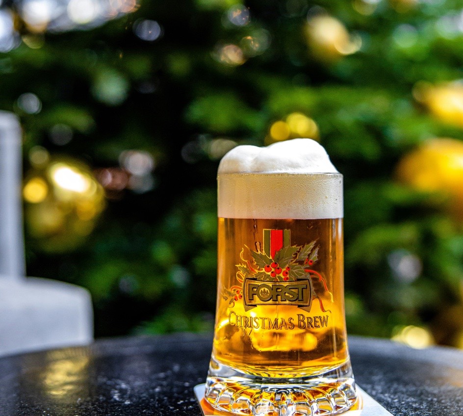 Bierkrug vor dem Weihnachtsbaum – Biertasting