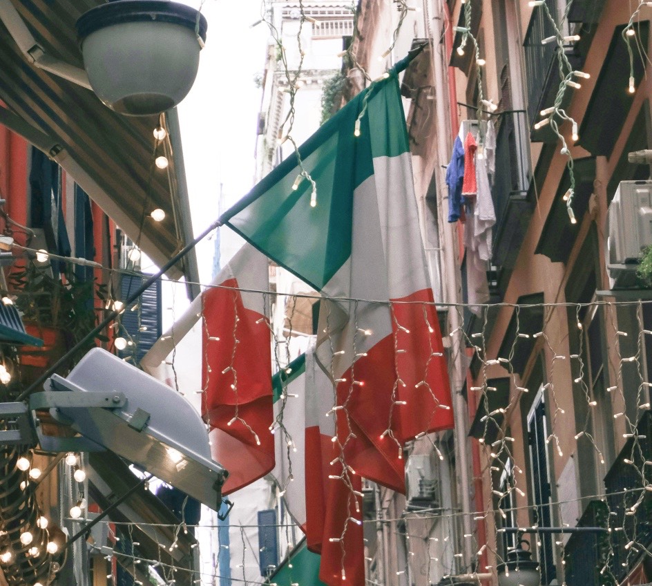 Italienische Flaggen in einer Gasse – Italienischer Abend