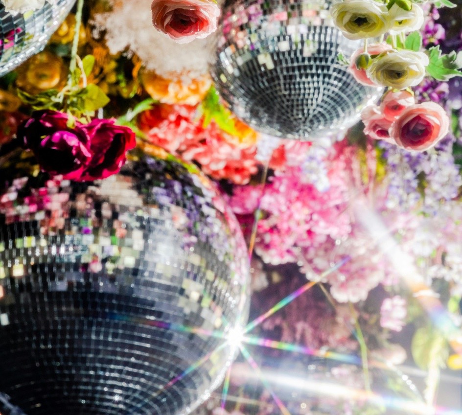 Discokugeln und Blumen – Jugendsünde-Abend