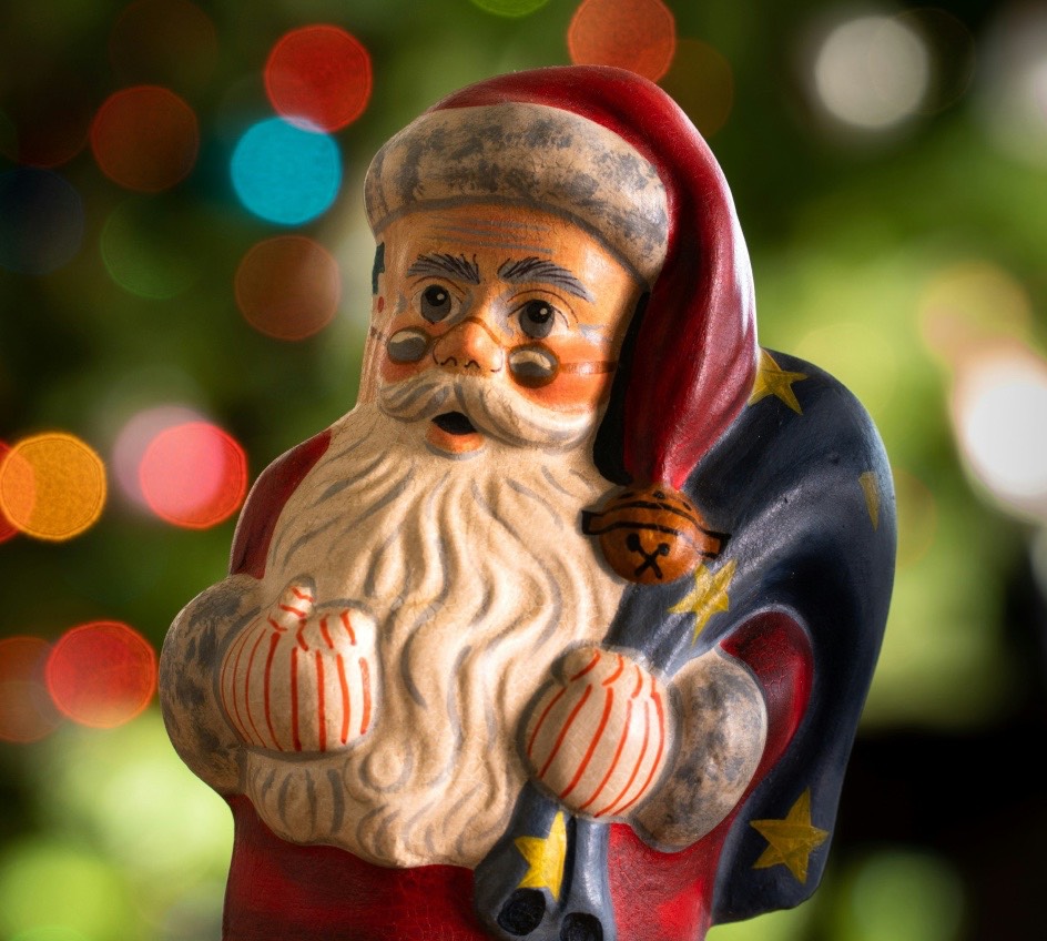Nikolausfigur vor Lichtern – Nikolaustag