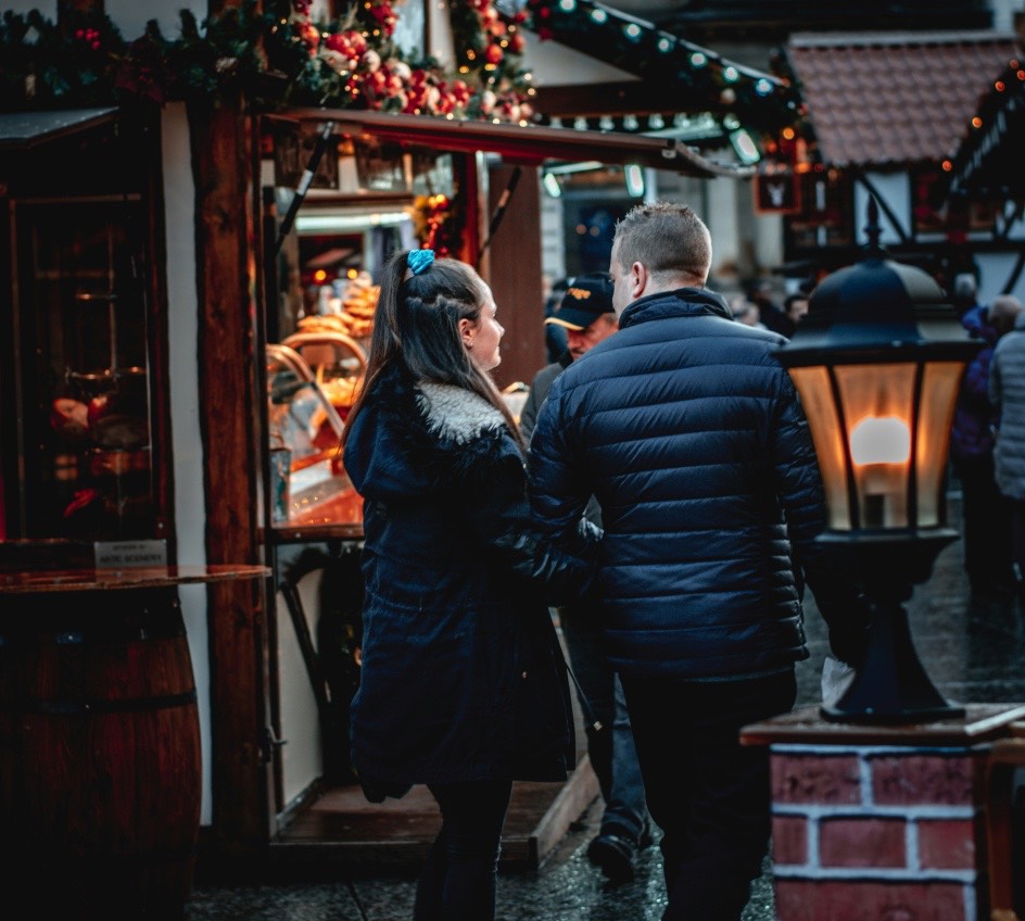 Paar auf dem Weihnachtsmarkt – Single-Abend