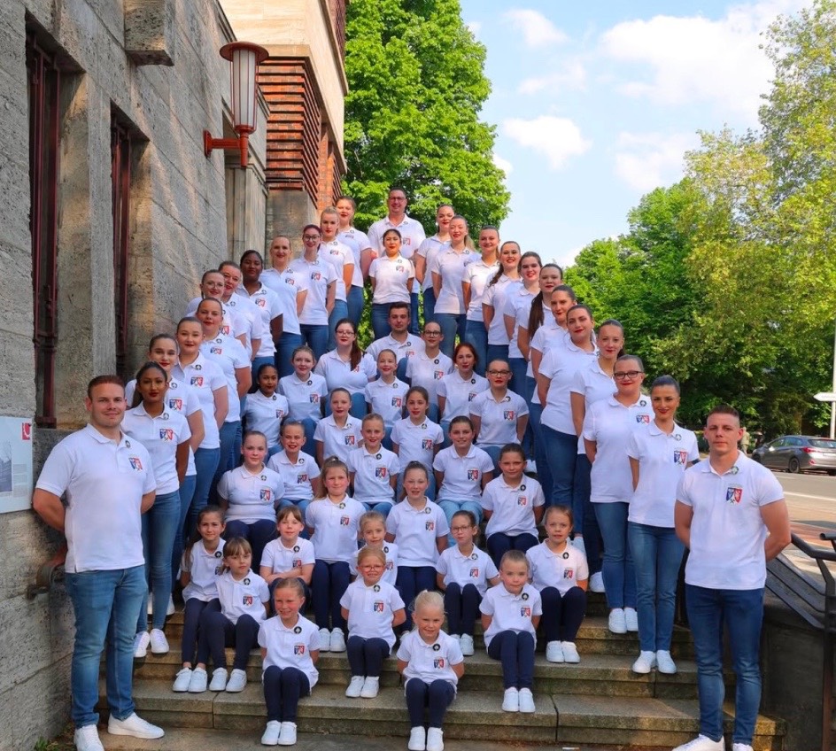 Tanzgarde in weißen Shirts – Tag der Tanzgarden